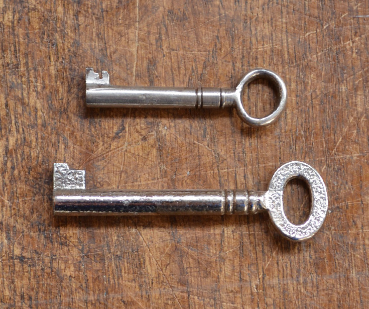 k-826-f アンティークキャビネットの鍵