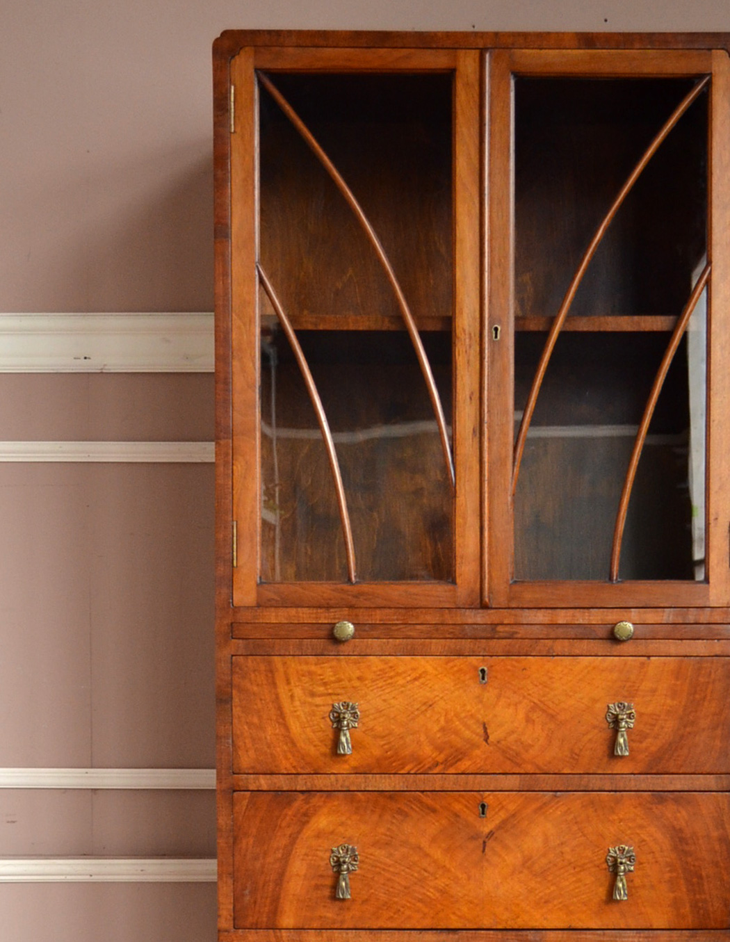 k-826-f アンティークキャビネットのアップ