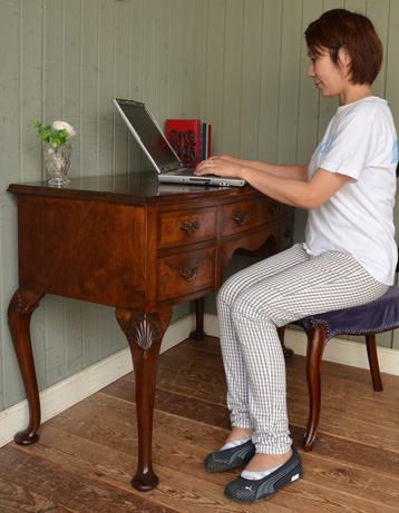 k-867-f アンティークデスクのモデル入り