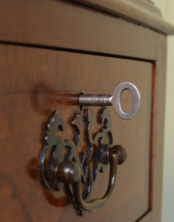 k-867-f アンティークデスクの鍵穴