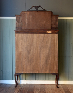 k-881-f アンティークパーラーキャビネットの後ろ