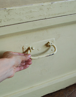 k-907-f アンティークブランケットボックス（クリーム）の取っ手