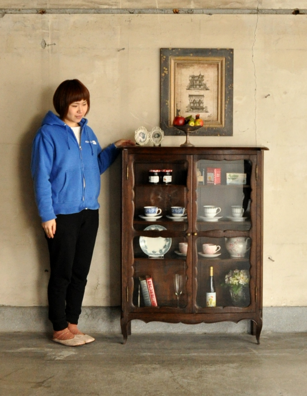 k-928-f アンティークカップボードのモデル入り