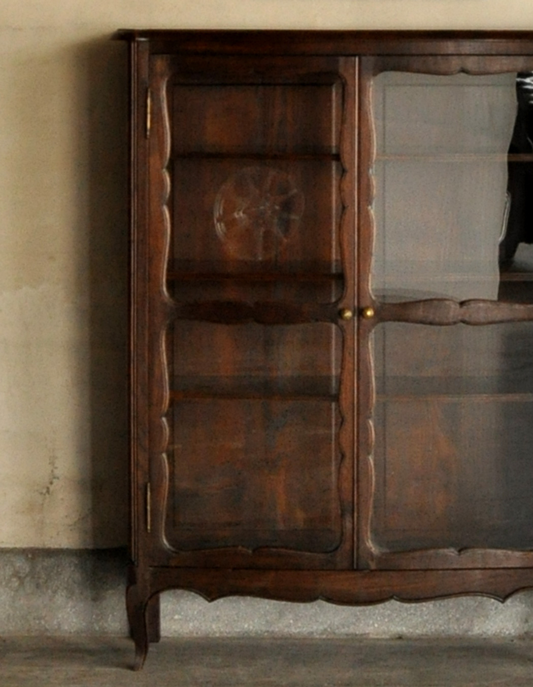 k-928-f アンティークカップボードのアップ