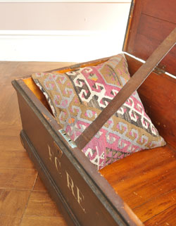 座って、使って、収納バッチリ。アンティークブランケットＢＯＸ