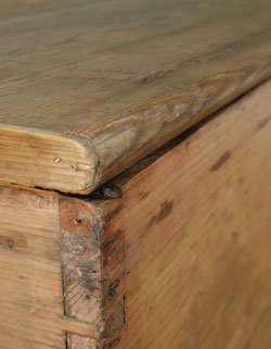 座って、使って、収納バッチリ。アンティークブランケットBOX