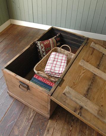 座って、使って、収納バッチリ。アンティークブランケットBOX