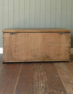 座って、使って、収納バッチリ。アンティークブランケットBOX