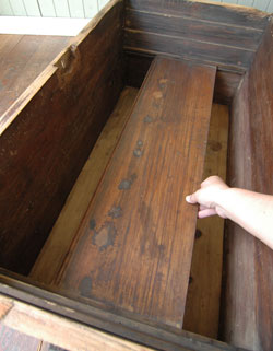 座って、使って、収納バッチリ。アンティークブランケットBOX