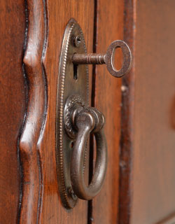 m-262-f アンティークサイドボードの鍵穴