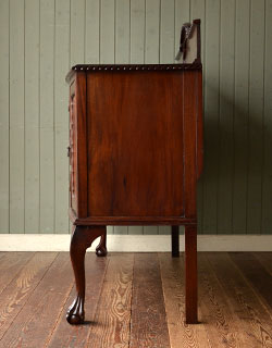 m-262-f アンティークサイドボードの横から