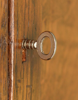 m-268-f アンティークドレッサーの鍵穴