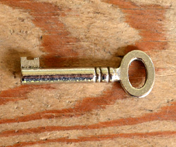 m-268-f アンティークドレッサーの鍵