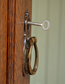 m-270-f アンティークワードローブの鍵穴