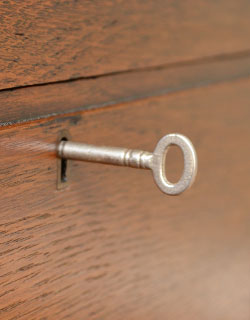 m-270-f アンティークワードローブの鍵穴