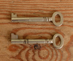 m-270-f アンティークワードローブの鍵