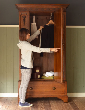m-270-f アンティークワードローブのモデル入り
