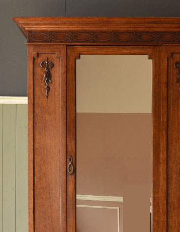 m-270-f アンティークワードローブのアップ