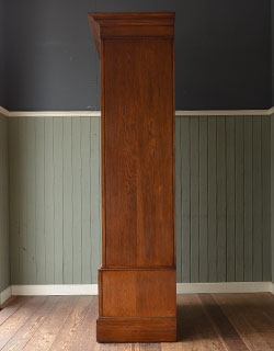 m-270-f アンティークワードローブの横
