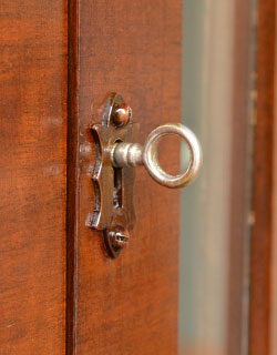 m-292-f アンティークガラスキャビネット（飾り棚）の鍵穴