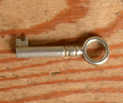 m-292-f アンティークガラスキャビネット（飾り棚）の鍵