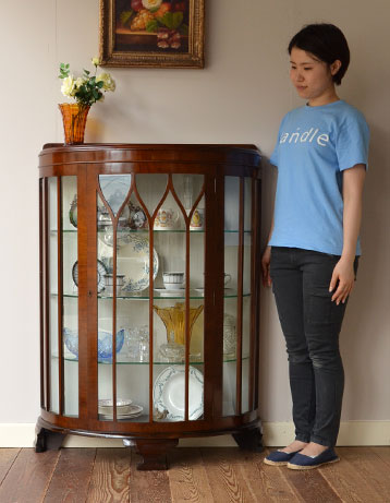 m-292-f アンティークガラスキャビネット（飾り棚）のモデル入り