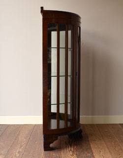 m-292-f アンティークガラスキャビネット（飾り棚）の横