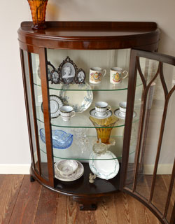 m-292-f アンティークガラスキャビネット（飾り棚）の中身