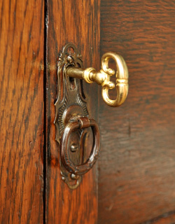 m-310-f アンティークサイドボードの鍵穴