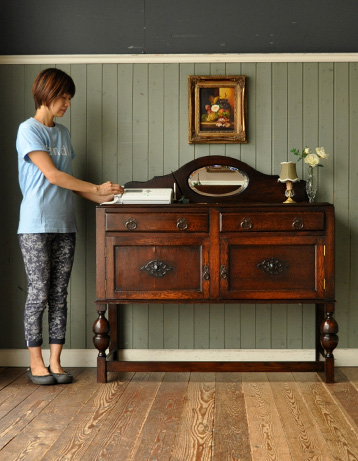 m-310-f アンティークサイドボードのモデル入り