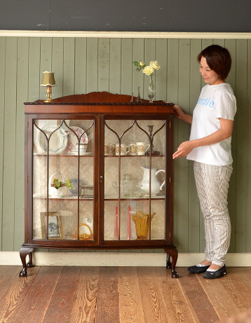 m-313-f アンティークガラスショーケースのモデル入り