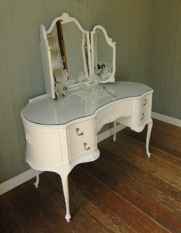 ずっと座っていたくなる私のお気に入りの場所！ホワイトのアンティーク ドレッサー