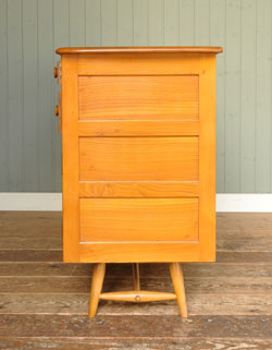 家族の集まるリビングをグッとオシャレに。アンティーク アーコール サイドボード