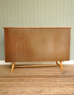 家族の集まるリビングをグッとオシャレに。アンティーク アーコール サイドボード