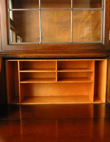 本棚と机。両方欲しい人のためのビューローブックケース