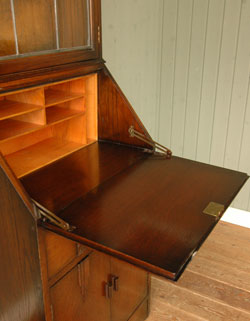 本棚と机。両方欲しい人のためのビューローブックケース