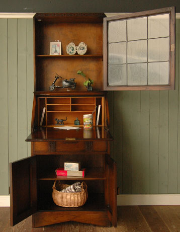 本棚と机。両方欲しい人のためのビューローブックケース