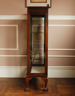 私のお家がギャラリーに変身！美しいガラスのキャビネット