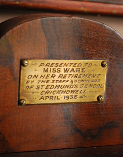 私のお家がギャラリーに変身！美しいガラスのキャビネット