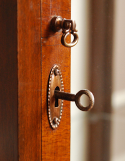 私のお家がギャラリーに変身！美しいガラスのキャビネット