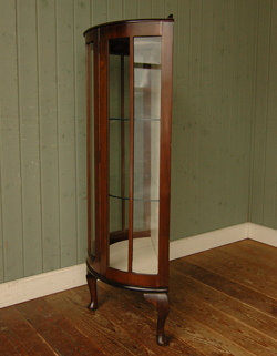 私のお家がギャラリーに変身!美しいガラスのキャビネット