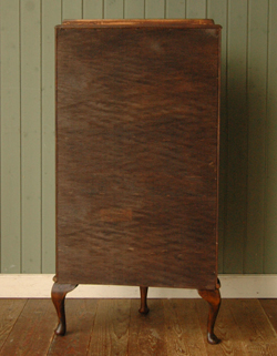 私のお家がギャラリーに変身!美しいガラスのキャビネット