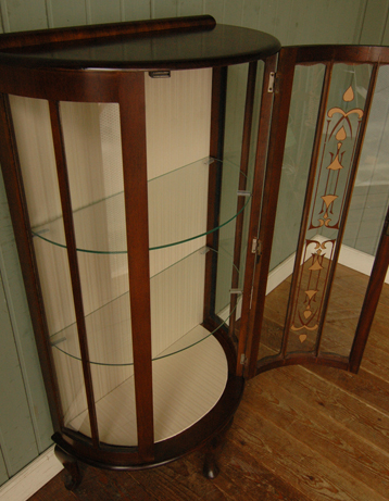 私のお家がギャラリーに変身!美しいガラスのキャビネット