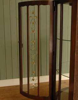 私のお家がギャラリーに変身!美しいガラスのキャビネット