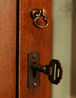 私のお家がギャラリーに変身!美しいガラスのキャビネット