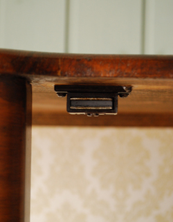 私のお家がギャラリーに変身！美しいガラスのキャビネット