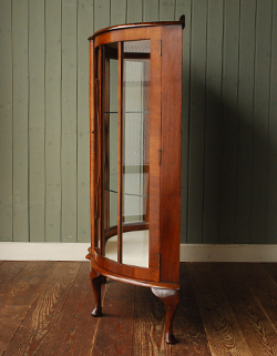 私のお家がギャラリーに変身！美しいガラスのキャビネット