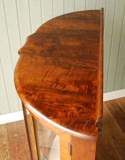 私のお家がギャラリーに変身！美しいガラスのキャビネット