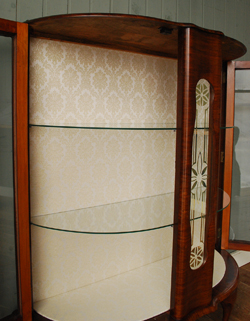 私のお家がギャラリーに変身！美しいガラスのキャビネット