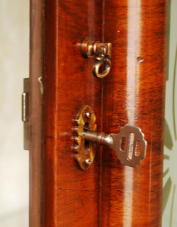 私のお家がギャラリーに変身！美しいガラスのキャビネット